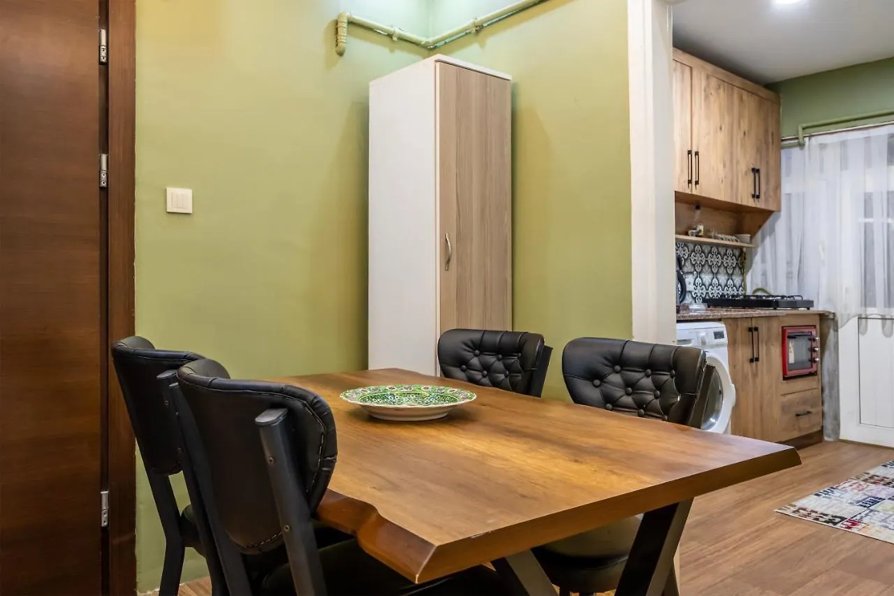 Secret Garden - Basement Apartment Istanbul